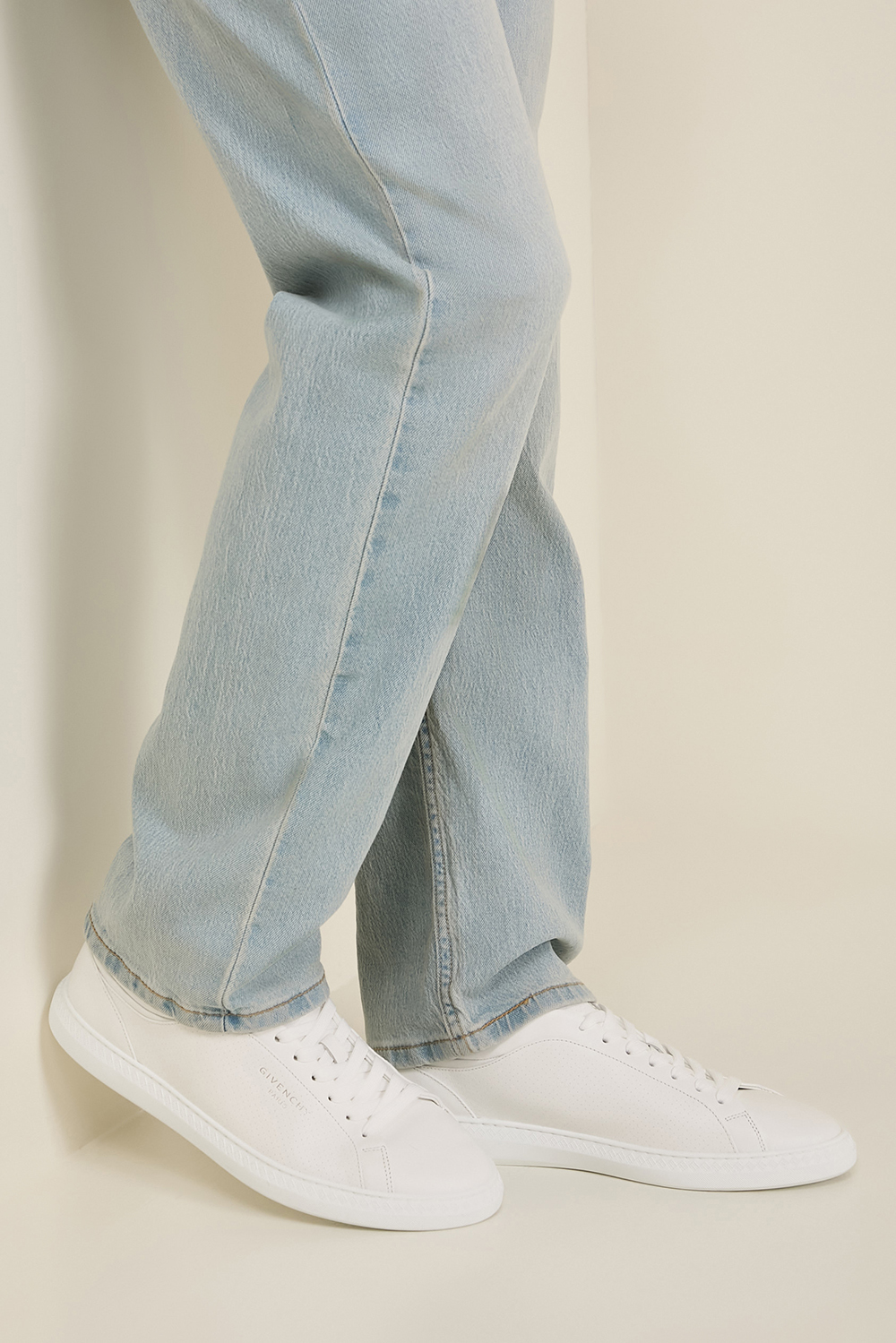 תמונת כל הלוק של נעלי סניקרס